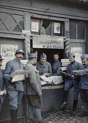Franse soldaten kopen en lezen kranten bij een kiosk in Rexpoede, Departement Nord, Regio Nord-Pas-de-Calais, Frankrijk, 6 september 1917